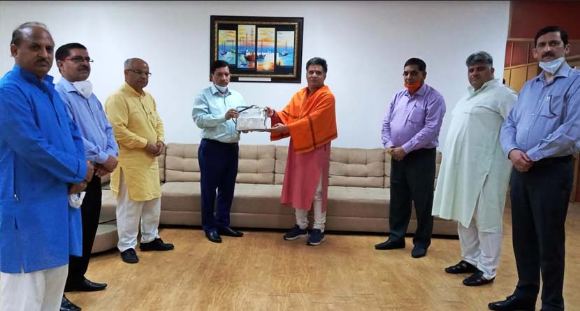 Former Minister, J&K BJP President call on Lt. Governor, submit memorandum of demands