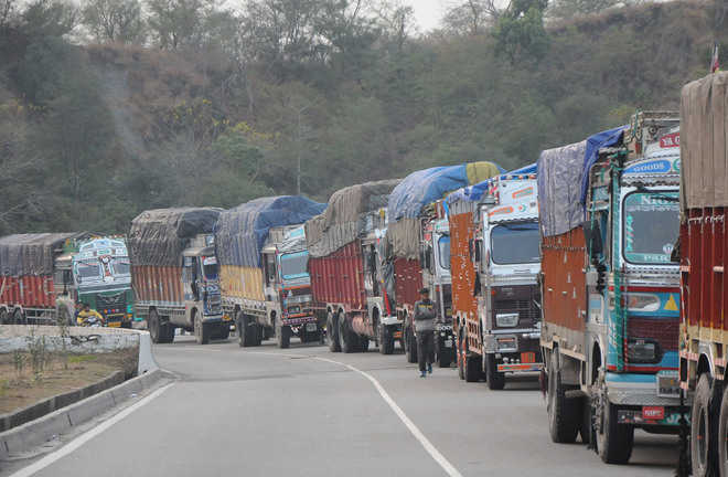 Jammu Kashmir Highway reopens after 3 days, 3000 vehicles Stranded