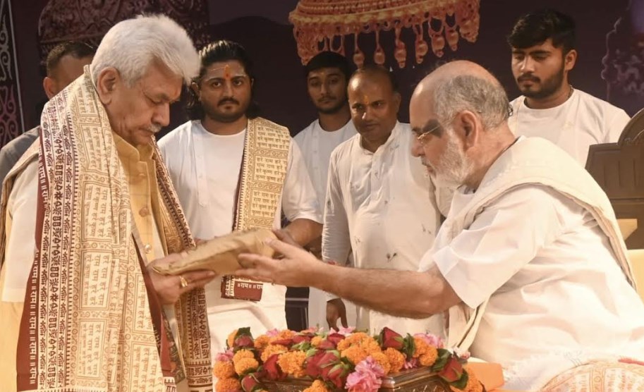 Lt Governor attends Shrimad Bhagavat Katha by Pujya Bhaishri Rameshbhai Oza Ji at Katra