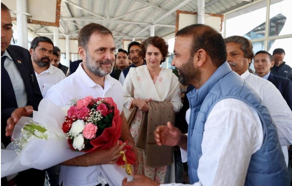 Rahul, Priyanka arrive in Srinagar; to take part in high-profile Oath ceremony at SKICC