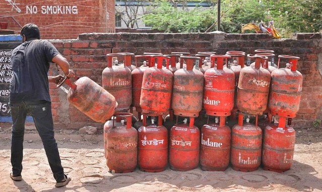 Srinagar administration home-delivering food grains and LPG to residents
