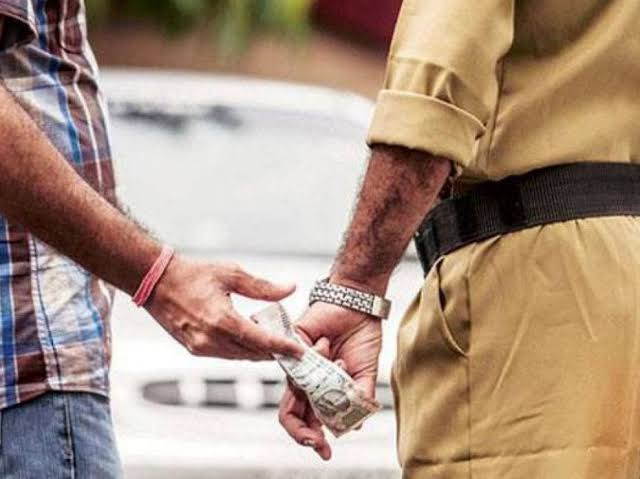 Sub Inspector caught red handed by ACB taking 1 lac bribe in drugs case 