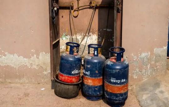 Commercial LPG prices rise by Rs 42 per 19-kg cylinder, household gas rates remain same