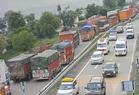 Over 3,800 Amarnath pilgrims depart Jammu as Jammu-Srinagar highway partly restored