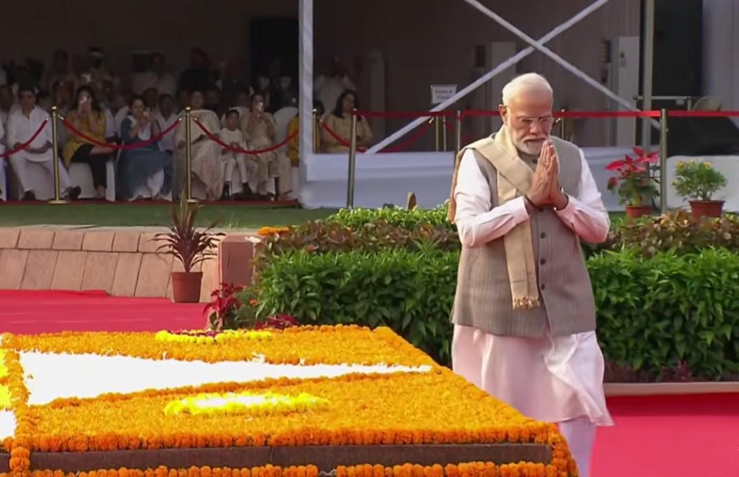 PM Modi pays homage to Mahatma Gandhi on birth anniversary