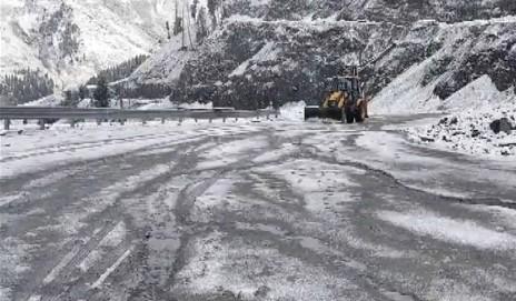Season’s First Snowfall Blankets Pir Ki Gali in Poonch; BRO Launches Snow-Clearing Operation