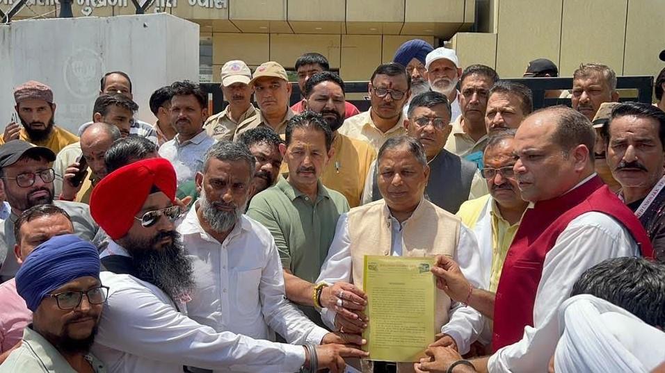 E-Rickshaw, E-Auto Union meets BJP leadership over fare, zoning issues in Jammu