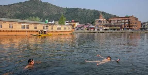 Srinagar Records Hottest Day of The Season as Mercury Touches 35.9°C