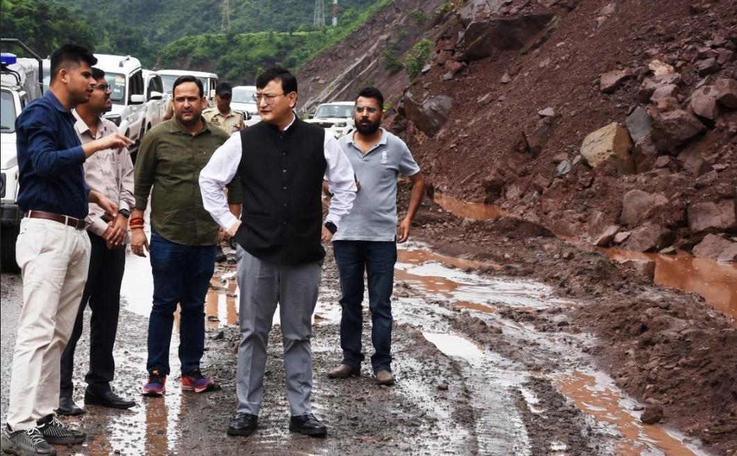 DC Udhampur inspects condition of NH-44, directs speedy debris clearance