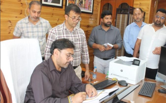 Satish Sharma meets delegations in Srinagar, assures welfare of workers, traders, youth