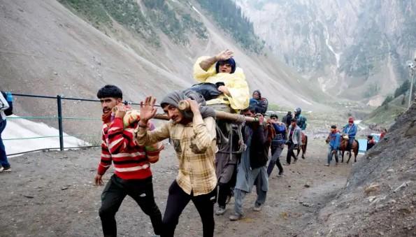 Fresh batch of 1056 Amarnath pilgrims leaves Jammu for Baltal in Kashmir