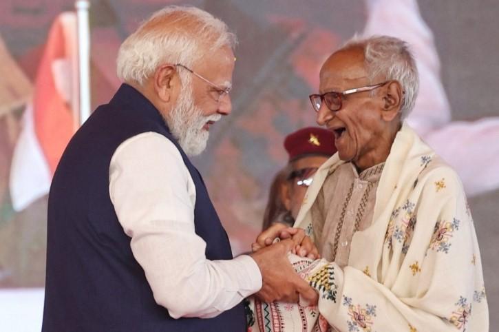 PM Modi takes blessings of oldest West Bengal BJP worker Makhanlal Sarkar