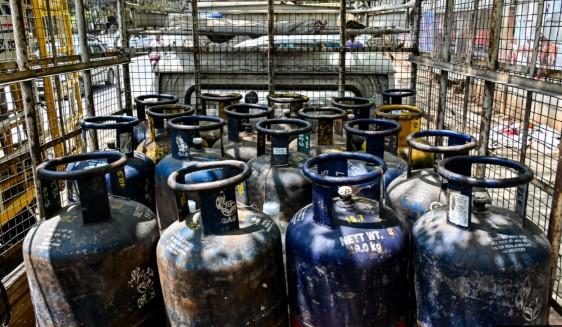 Price of 19-kg commercial LPG cylinder reduced by over Rs 200 in Delhi, Kolkata