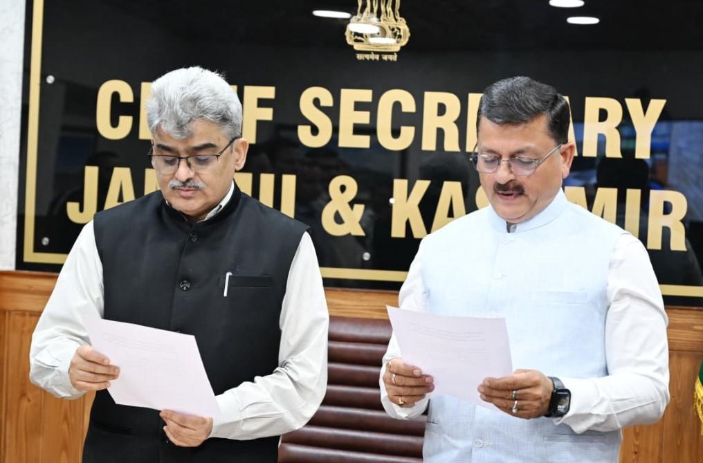 CS administers oath to Manoj Gupta as Member, J&K Water Resources Regulatory Authority