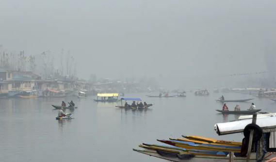Kashmir sees second warm night as minimum temperatures stay above freezing point