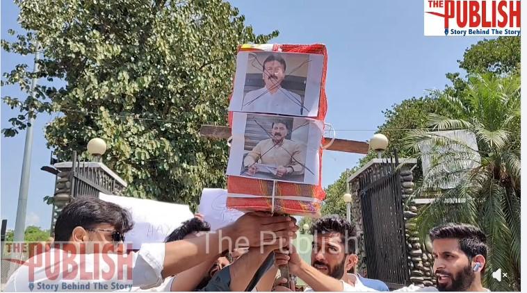Students ne BJP MLA Arvind Gupta k khilaf ki narebazi