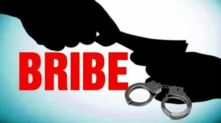 Majalta: ACB ने #Manwal (Thalora) से पटवारी और चौकीदार को 10,000 रुपये की रिश्वत लेते गिरफ्तार किया