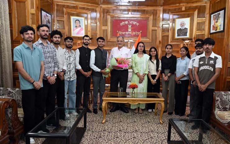 HP Guv Kavinder Gupta interacts with delegation of J&K students studying at HPU