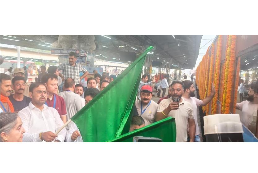 Satish Sharma flags off pilgrimage to Somnath Ji from Jammu