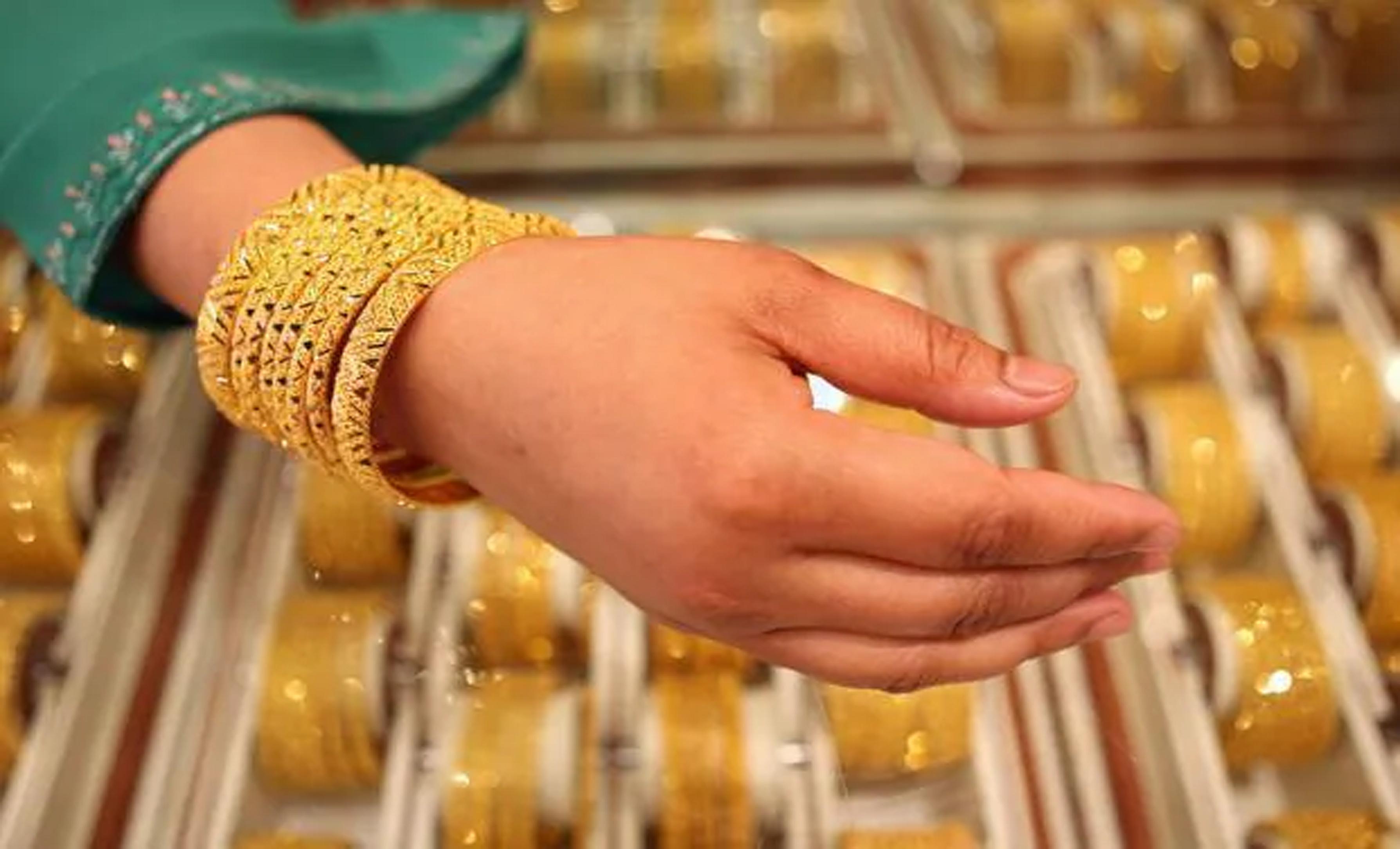Gold surges Rs 2,000 to Rs 1.58 lakh/10g; silver rises Rs 730 in Delhi