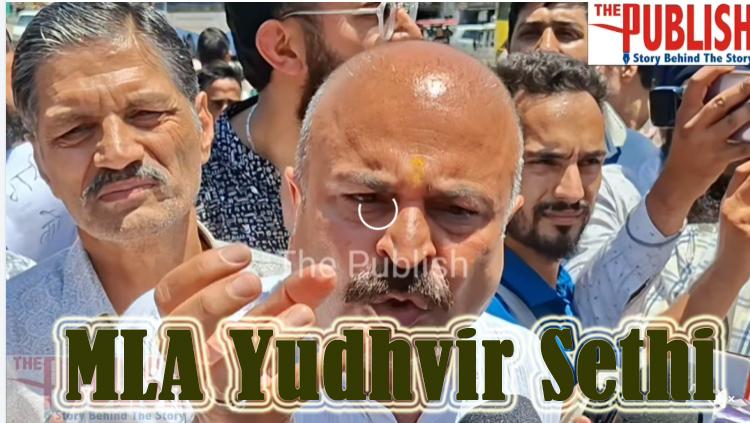 JDA पर फूटा विधायक युद्धवीर सिंह सेठी का ग़ुस्सा, लोगों के साथ मिलकर कँटीली तारों को हटाया