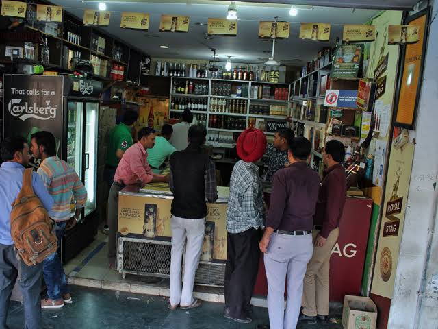 MHA allows liquor & paan shops to open in Green Zone, Construction activity in Green/Orange zones 